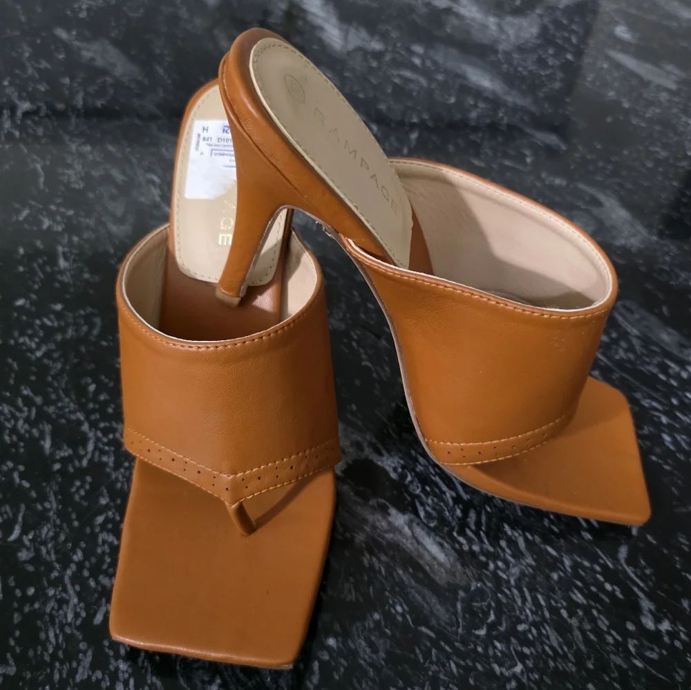 BRAND NEW RAMPAGE BLOCK HEEL  THONG SANDAL